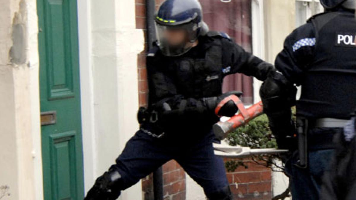 au auzit un barbat tipand te voi omori au dat buzna peste el si au inceput sa rada in hohote