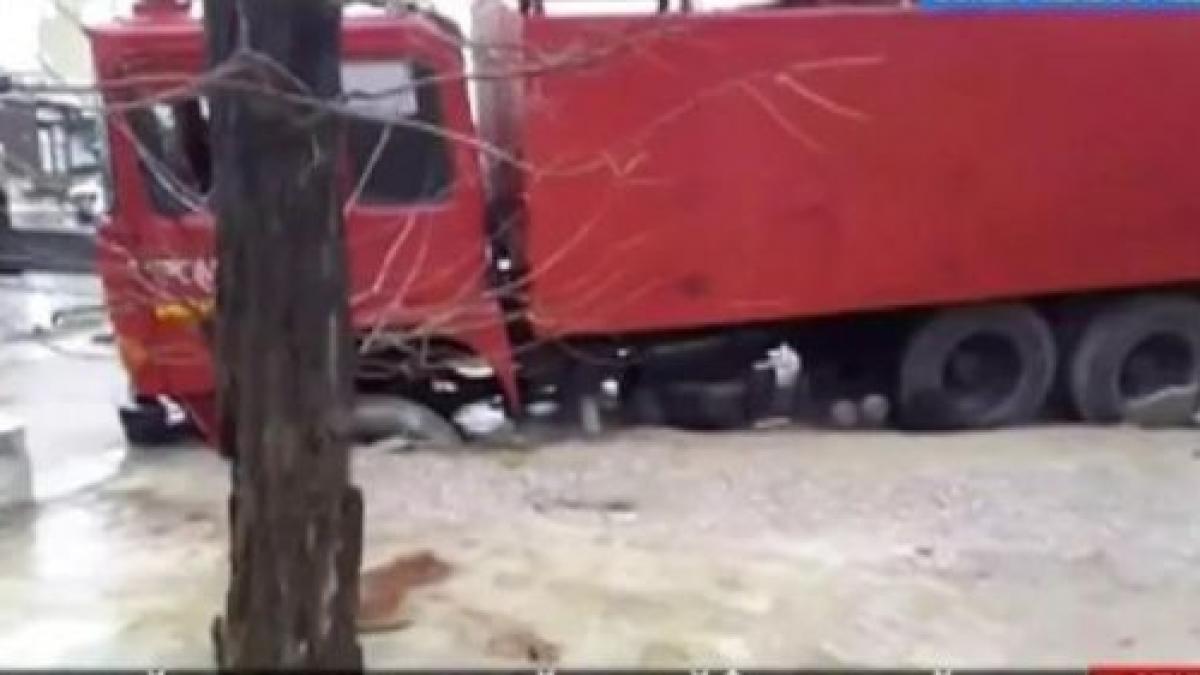 masina de pompieri prabusita intr o groapa aparuta in asfalt