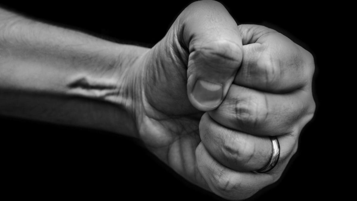 snopit in bataie intr o statie de autobuz pentru lantul de la gat