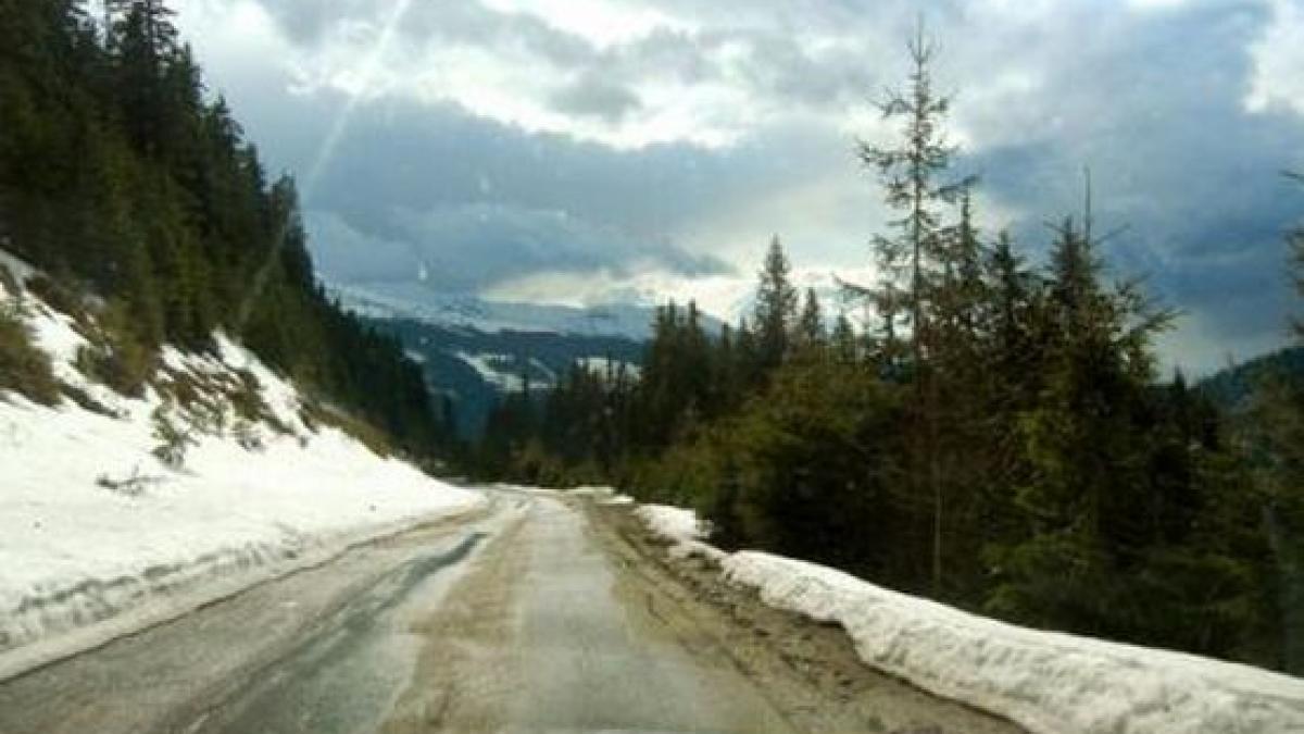 trafic dificil in zona cheia ninge puternic iar un tir a derapat