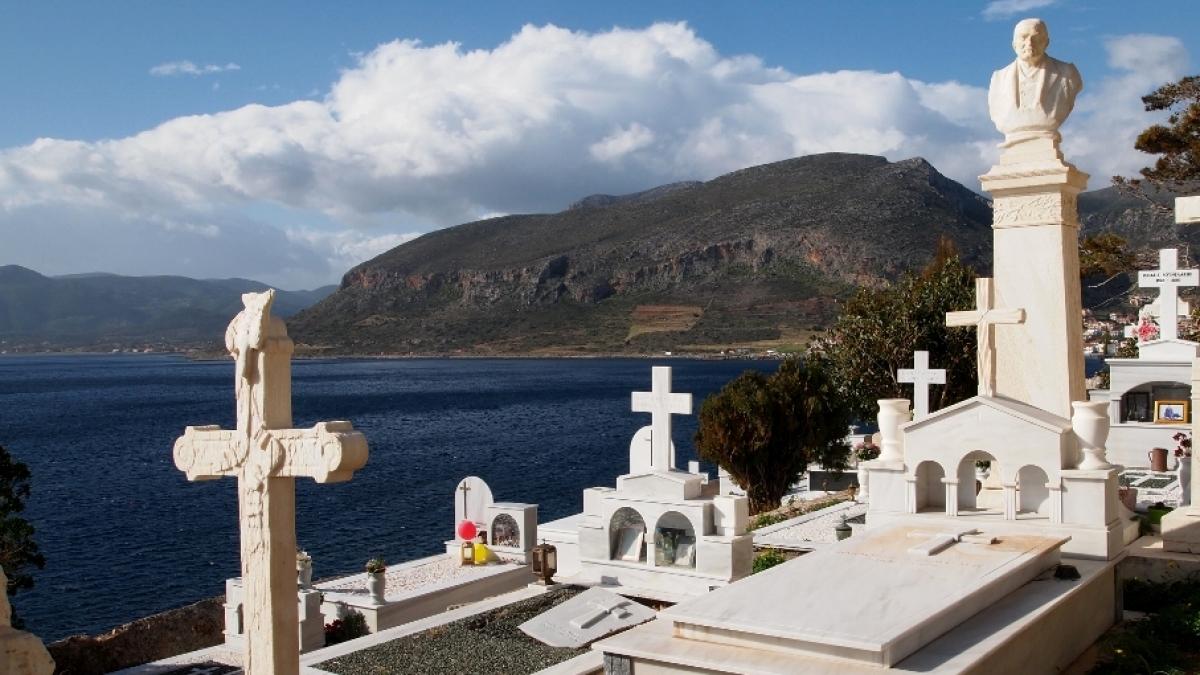 motivul incredibil pentru care grecii isi dezgroapa mortii