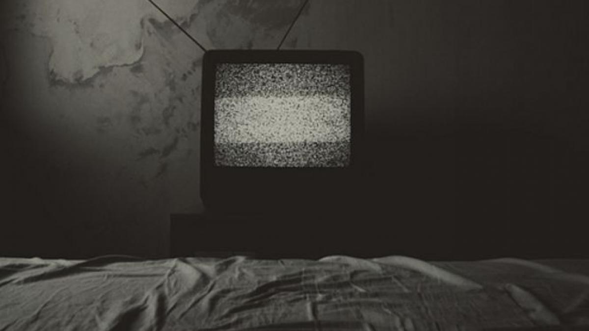 i a facut o vizita vecinului si a descoperit ceva macabru cadavrul se uita la televizor