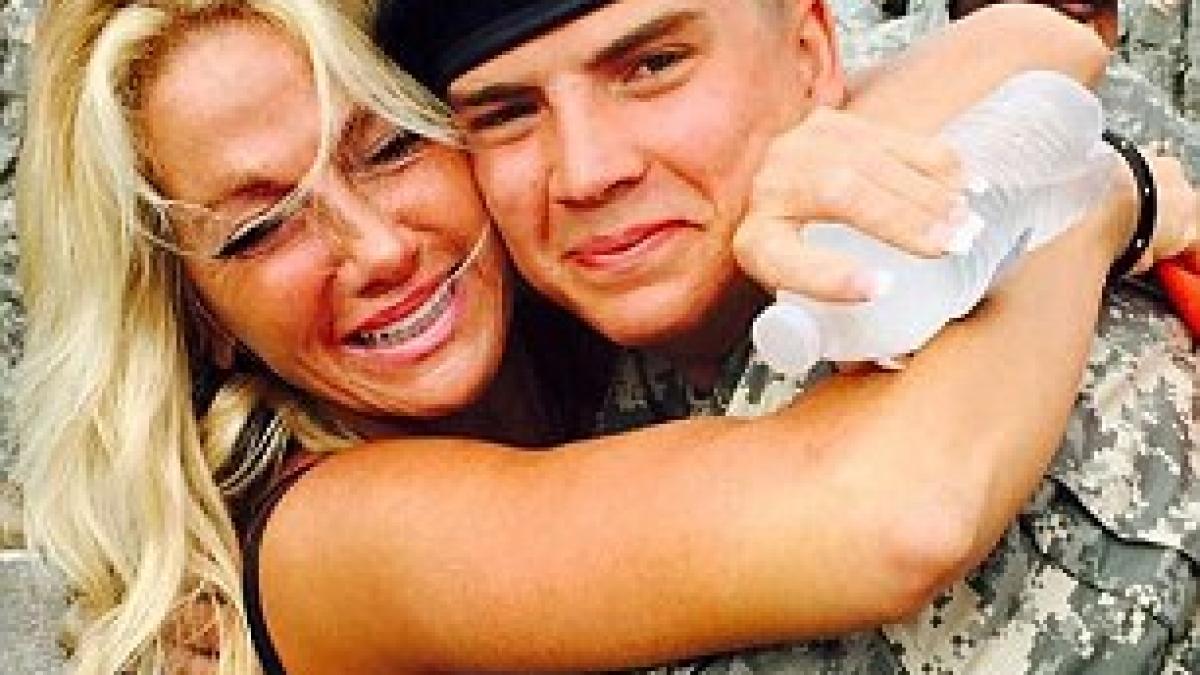 surpriza de proportii pentru un militar care se intorcea acasa dupa o misiune grea toti pasagerii