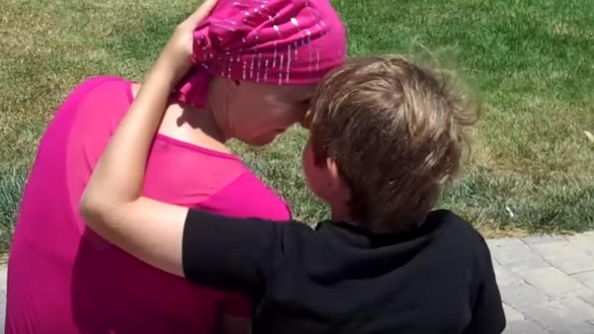 a aflat ca mama sa are din nou cancer a scris un cantec iar artistii i au trimis versiunea lor