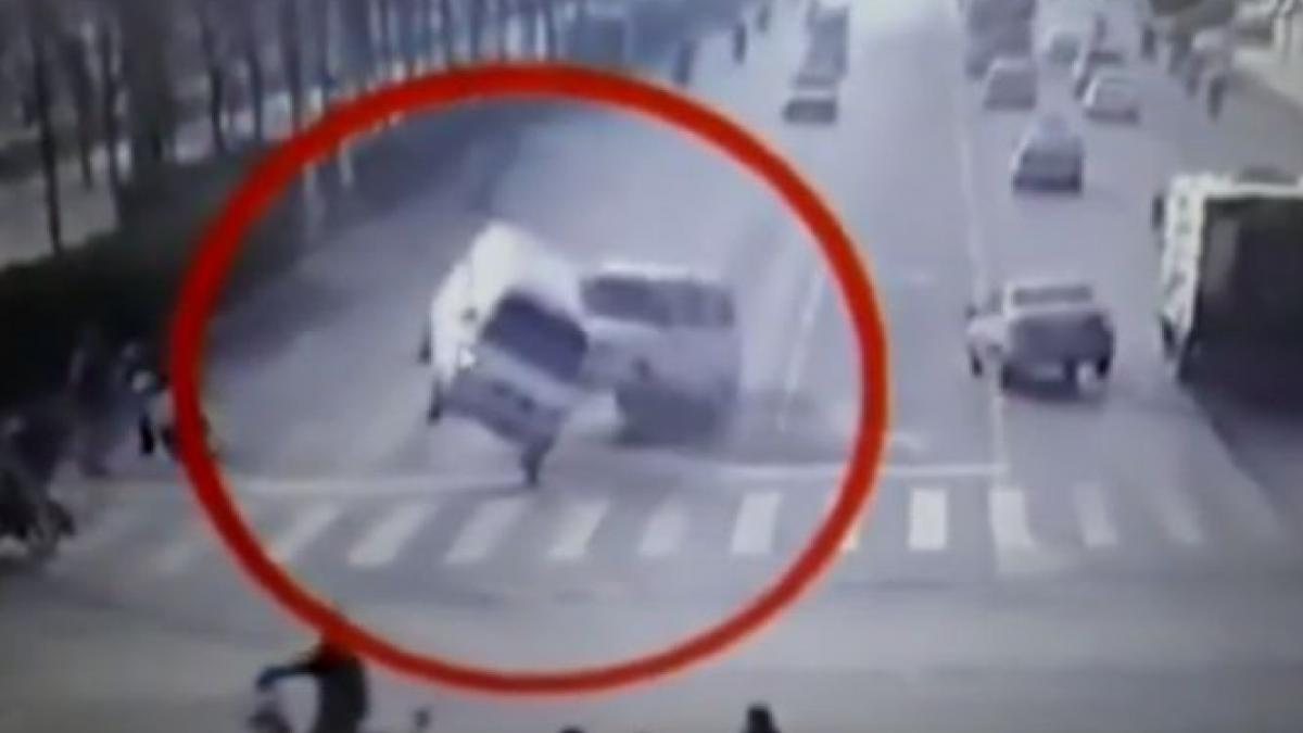 accident bizar masinile s au ridicat pur si simplu de pe sosea nimeni nu intelegea cum este posibil