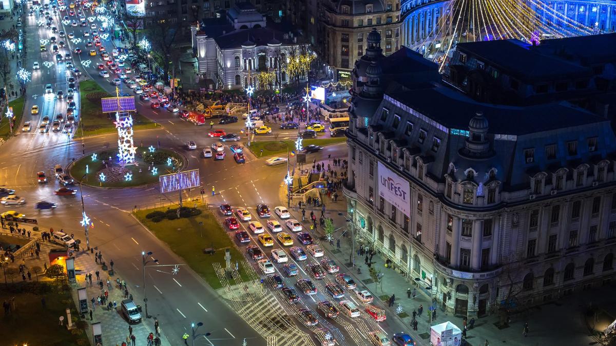 atmosfera magica in capitala cele 3 milioane de luminite care impodobesc orasul au fost aprinse in