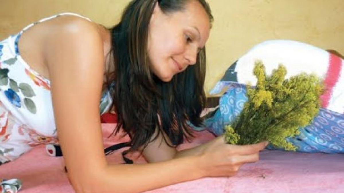 ce a patit o romanca noaptea trecuta dupa ce si a pus busuioc sub perna