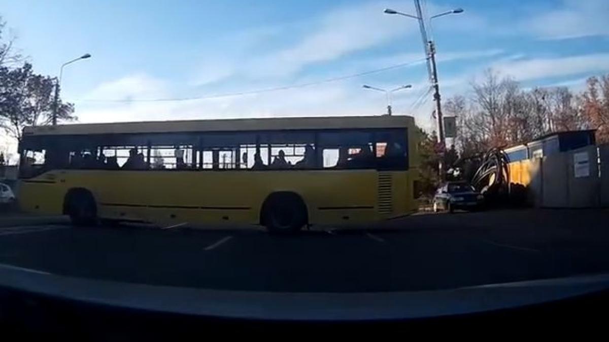 imagini halucinante filmate in trafic cum pune un sofer de autobuz viata pasagerilor in pericol