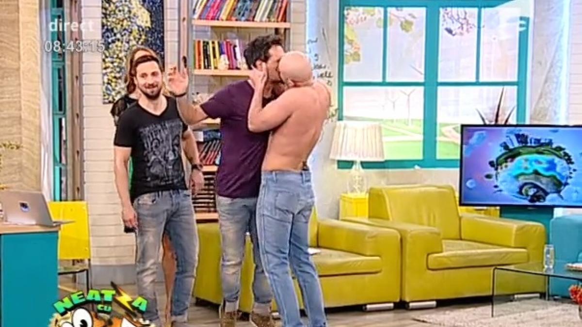 mihai bendeac sarut incendiar cu razvan la neata toata lumea a ramas masca