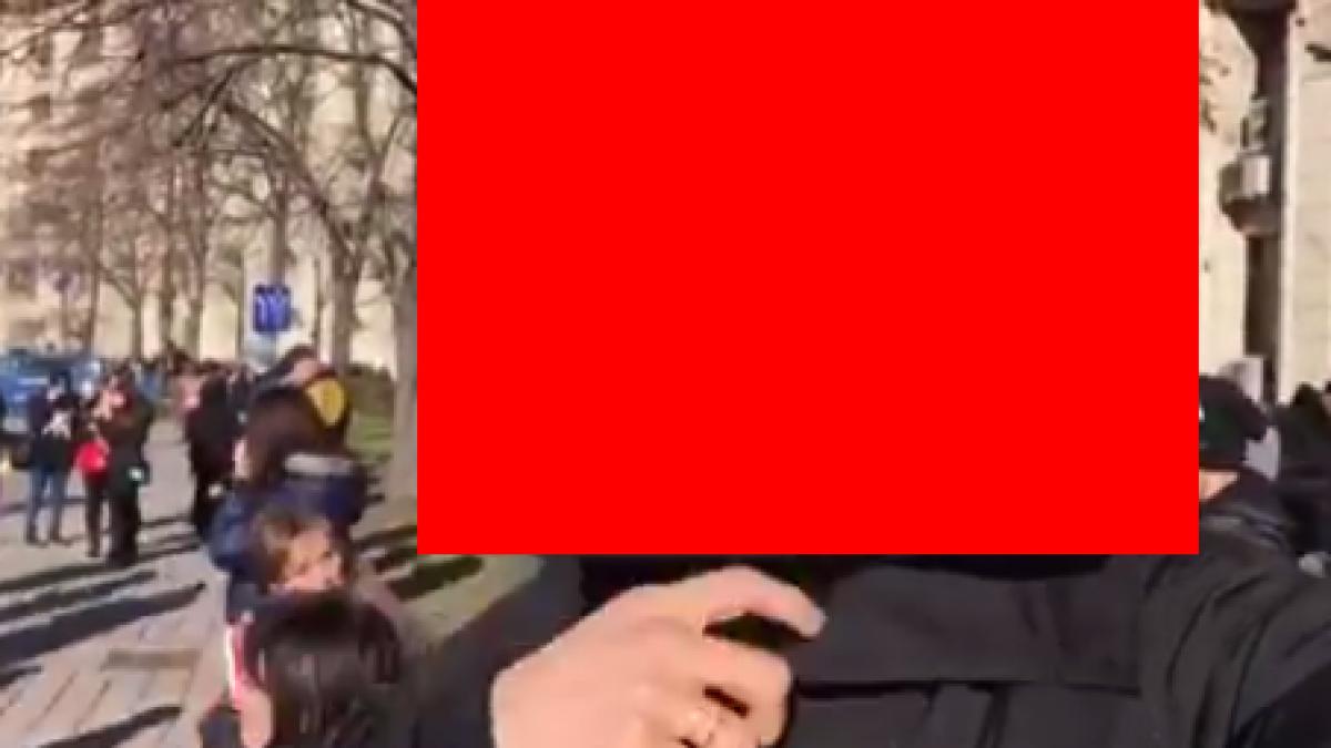 a aparut in mijlocul multimii la parada de 1 decembrie romanilor nu le a venit sa creada cand l au