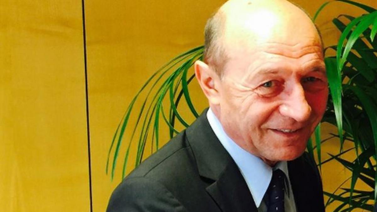 cine l a insotit pe traian basescu la parada de ziua nationala a romaniei