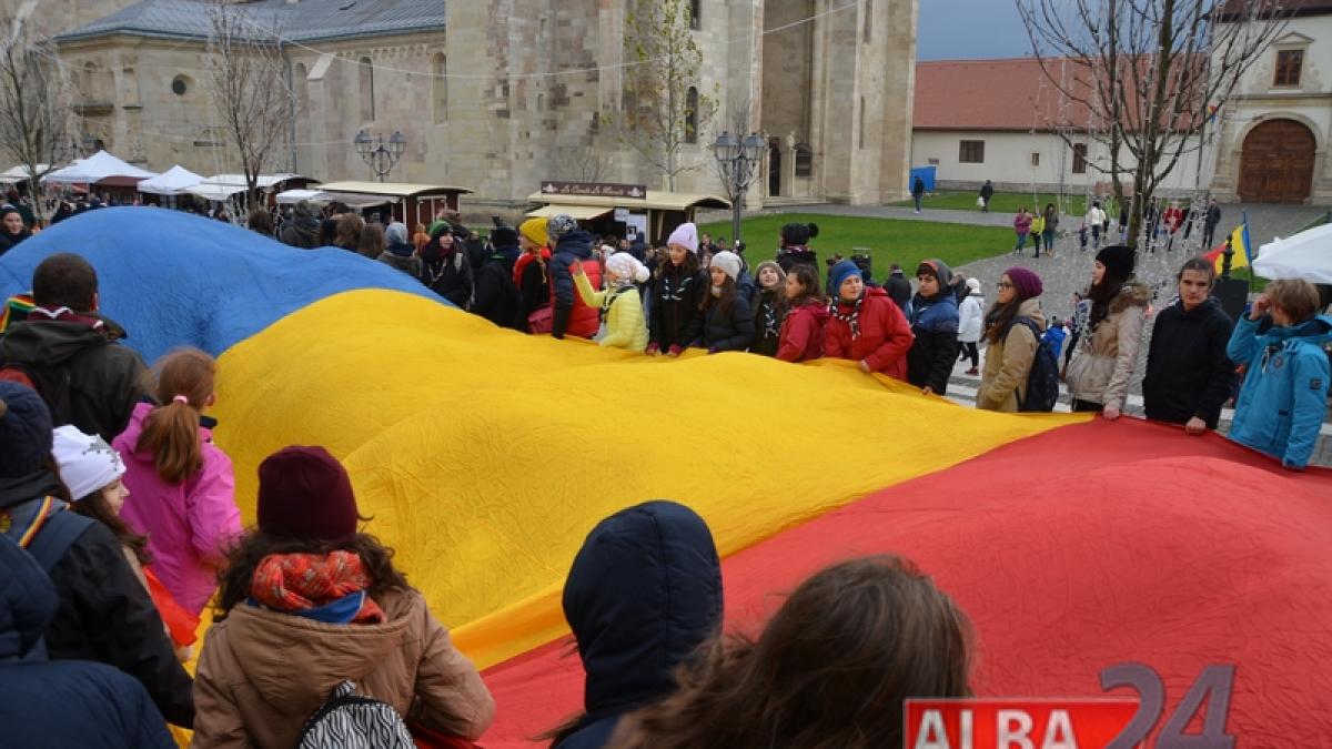 drapel urias purtat pe brate prin cetatea alba carolina