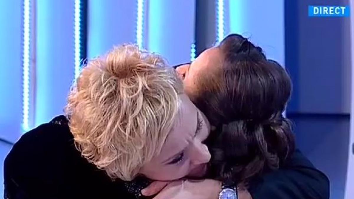 moment emotionant la editia speciala de 1 decembrie dana grecu a venit sa o imbratiseze pe aceasta