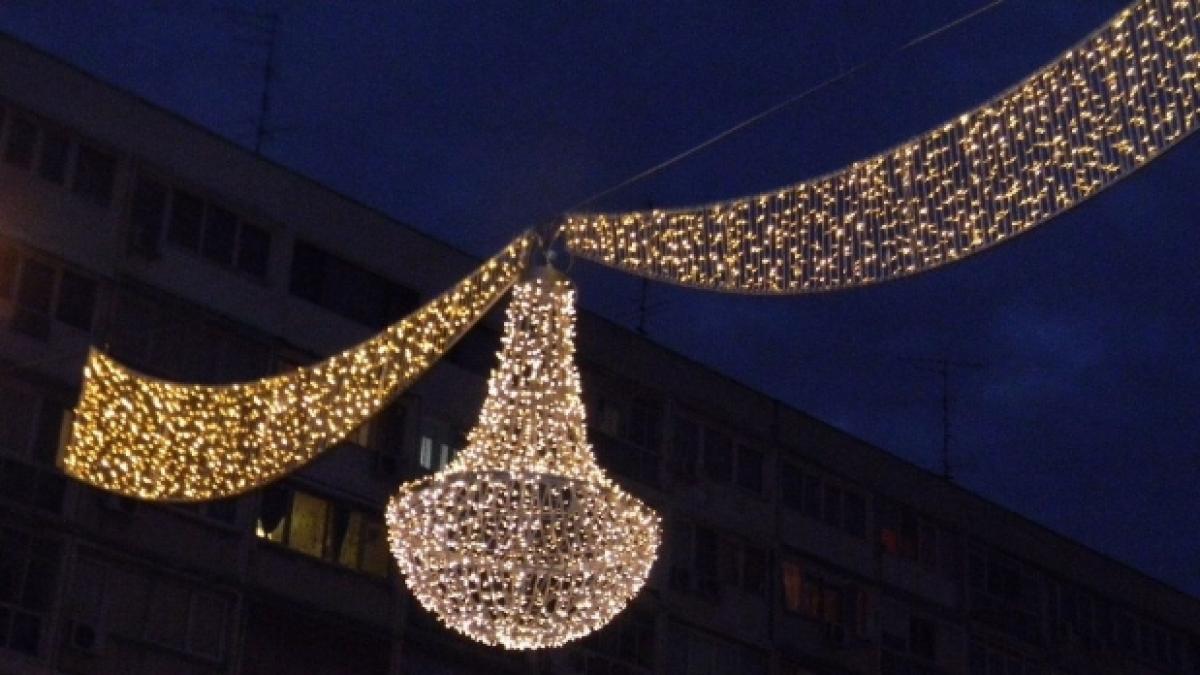 ploiestenii ies in strada ca sa decoreze orasul primaria nu a avut bani pentru decoratiuni