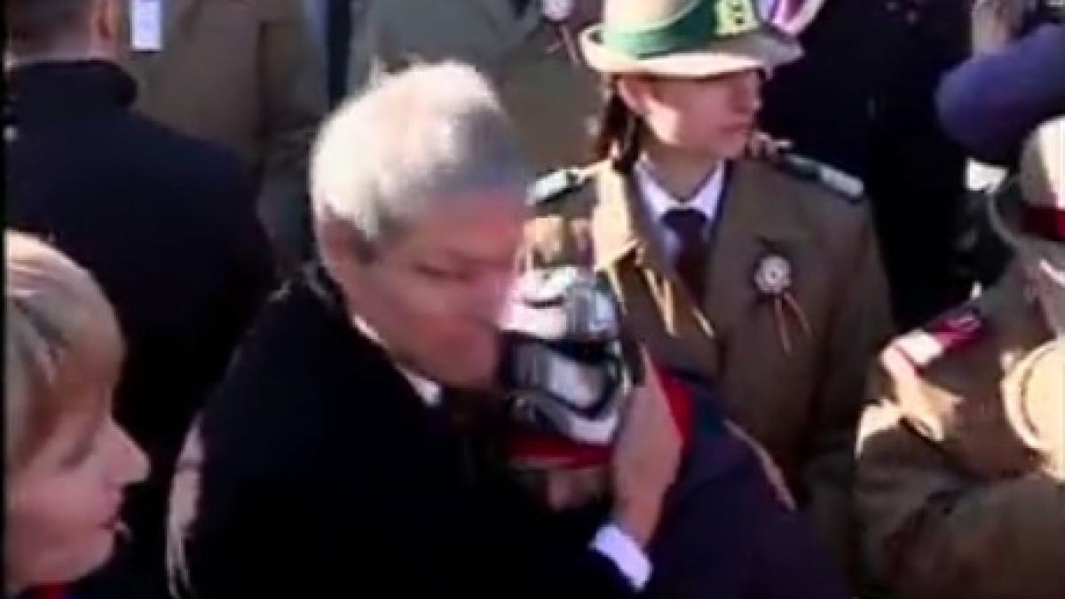 premierul dacian ciolos in brate cu copiii militarilor ucisi in afganistan video