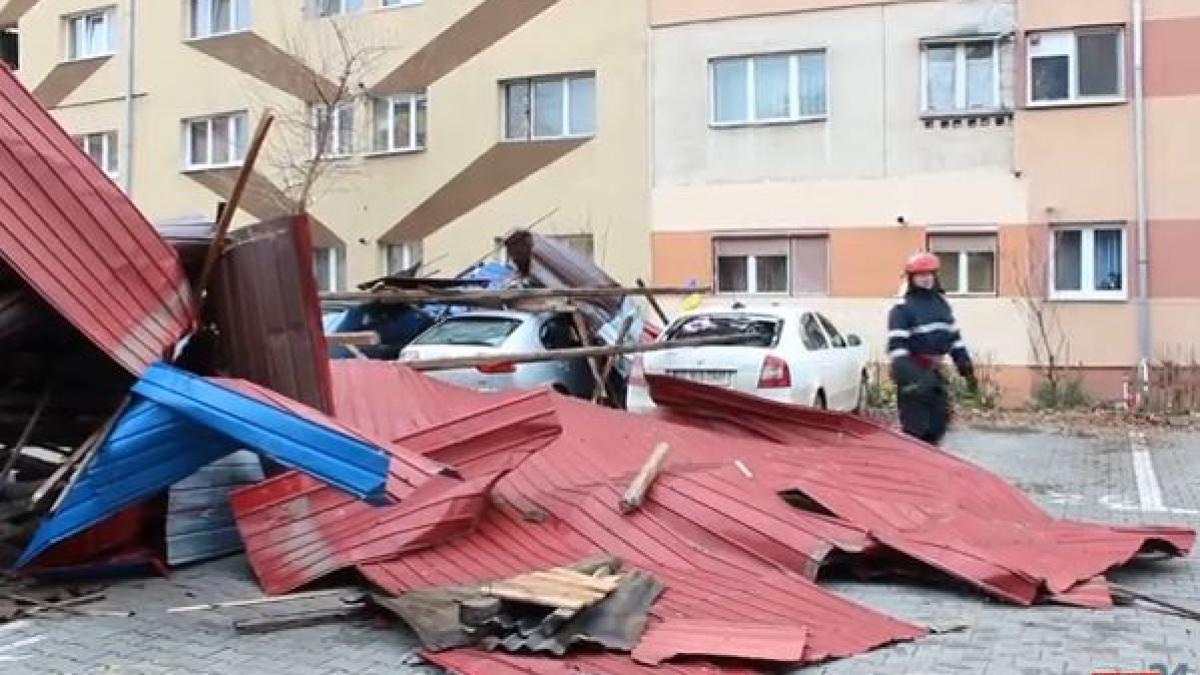 vantul a facut prapad la alba iulia acoperisul unui bloc a fost smuls si aruncat peste mai multe