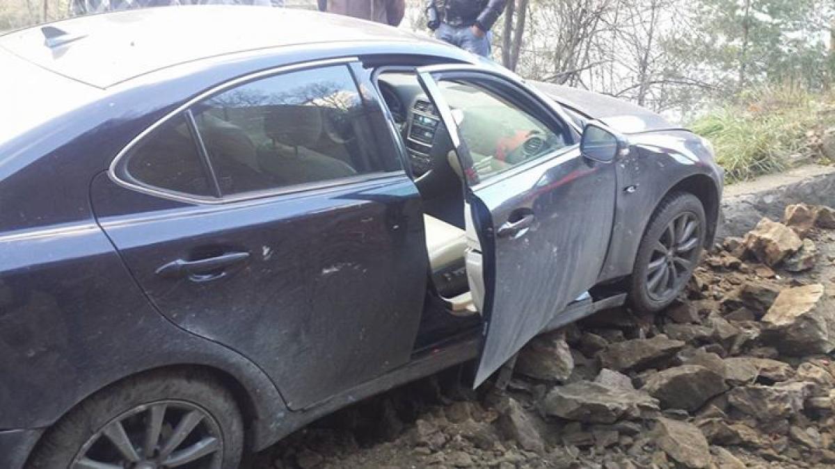 imagini halucinante de pe valea oltului cum a cazut muntele peste masini