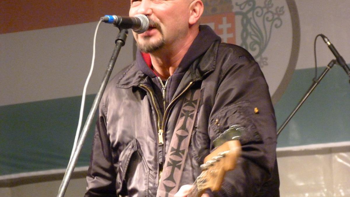 solistul unei trupe maghiare de muzica rock trimis in judecata