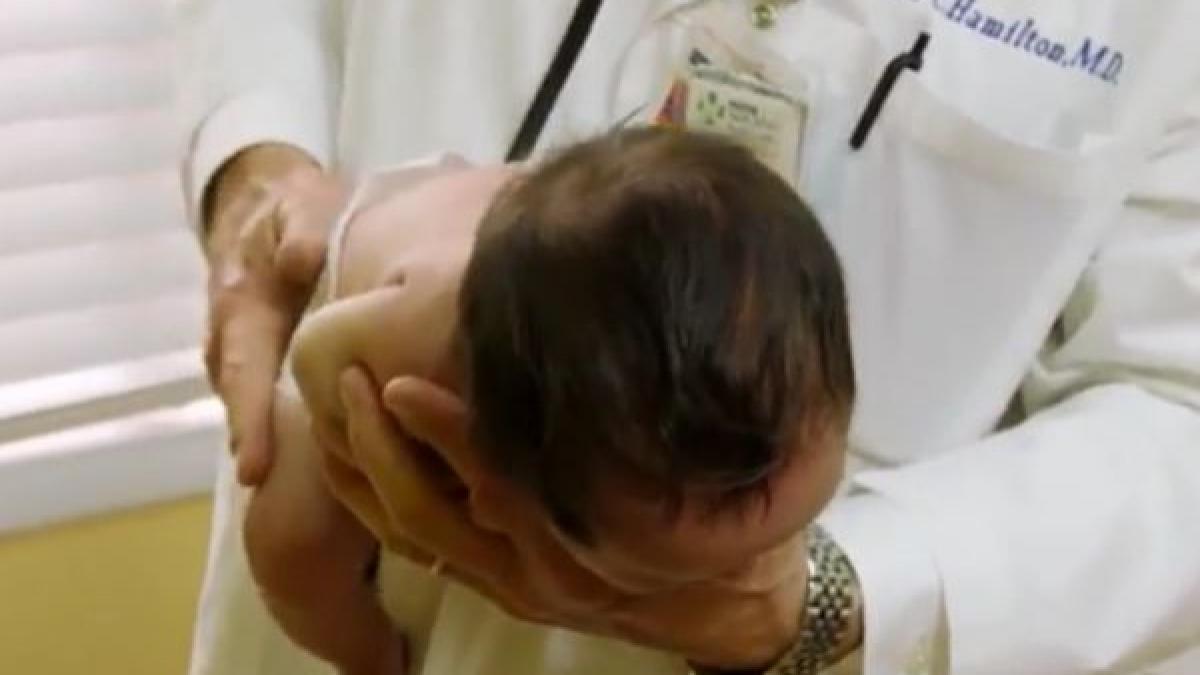 cum sa linistesti un bebelus care plange metoda geniala prezentata de un medic video