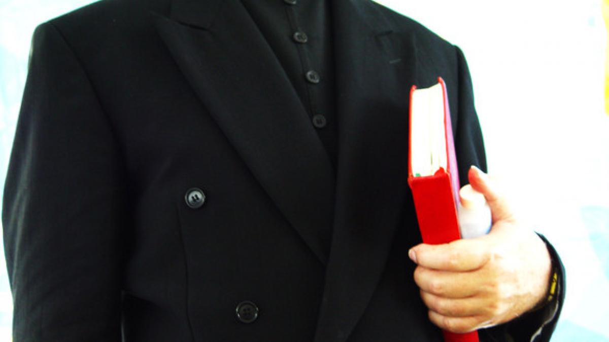 un preot a furat 700 000 de euro din banii enoriasilor