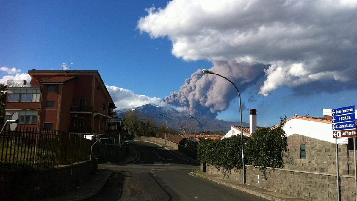 vulcan etna eruptie italia cenusa