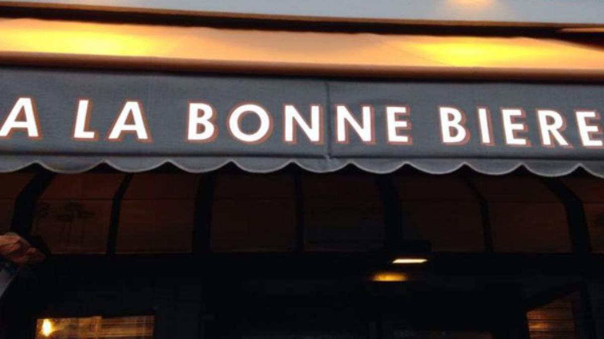 cafeneaua pariziana atacata de teroristi si a redeschis portile cu ce mesaj si a intampinat clientii