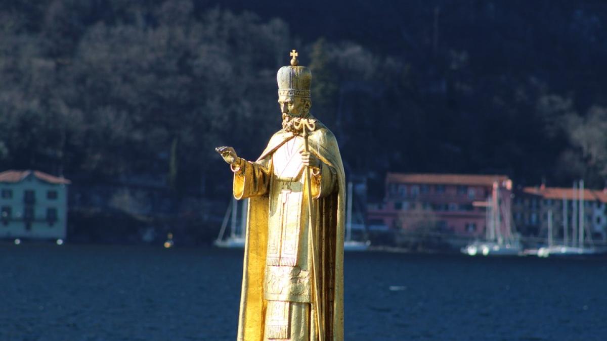 legenda lui mos nicolae cum s a nascut traditia cadourilor lasate in ghetute