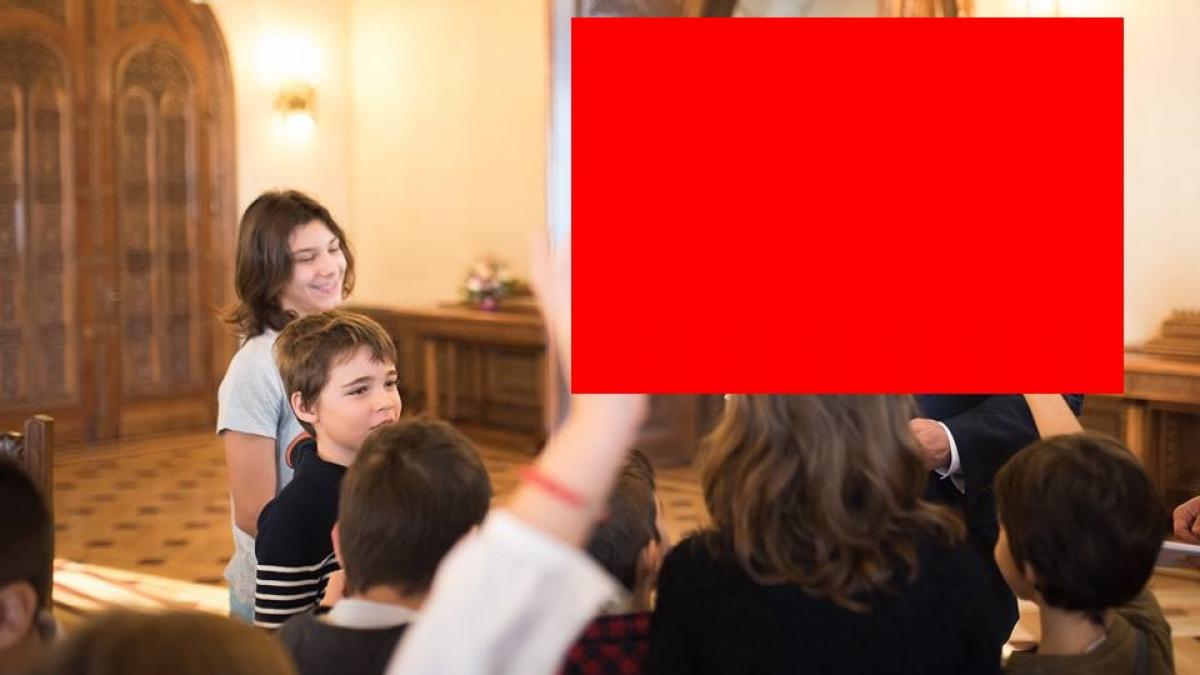 a aparut deodata in mijlocul copiilor nu le a venit sa creada ca el si au sarit sa i ceara autografe