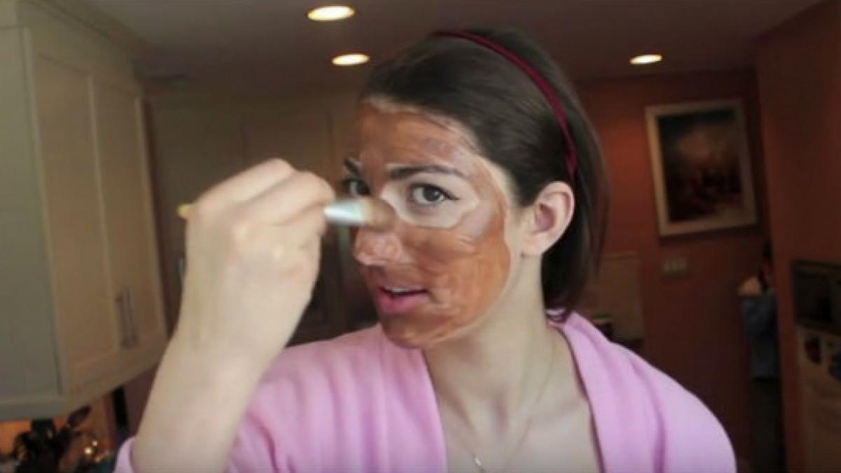 si a aplicat ciocolata calda pe fata si a asteptat 15 minute dupa ce s a clatit cu apa a observat