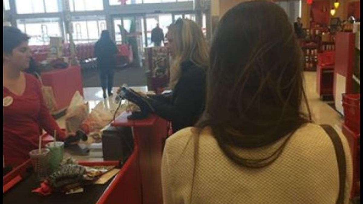 desi era insurat se uita insistent la o femeie superba intr o cafenea