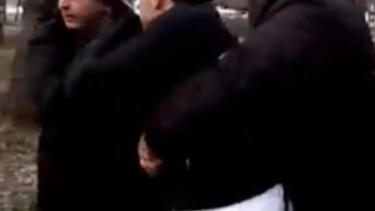 imagini halucinante surprinse in capitala un barbat a fost retinut cu forta de controlorii ratb