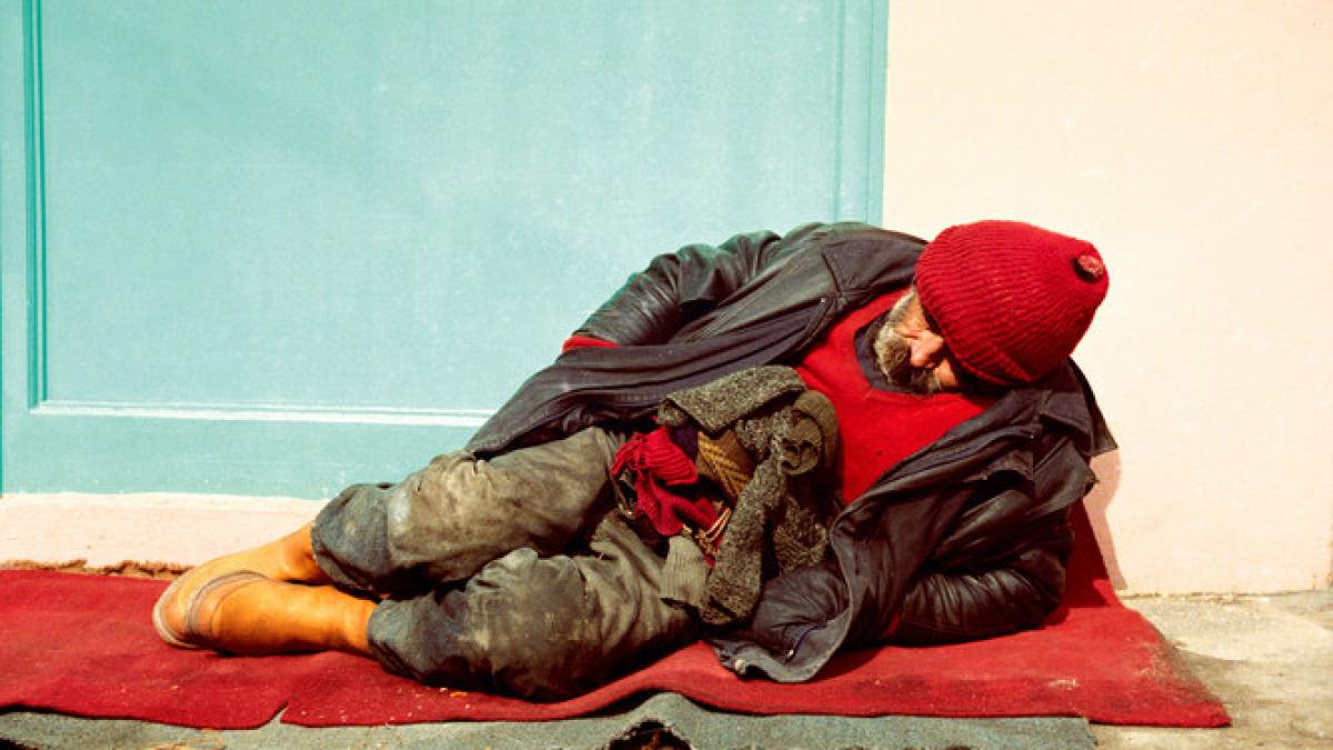 imagini incredibile cum se infrupta un politist local din ajutoarele pentru oamenii strazii