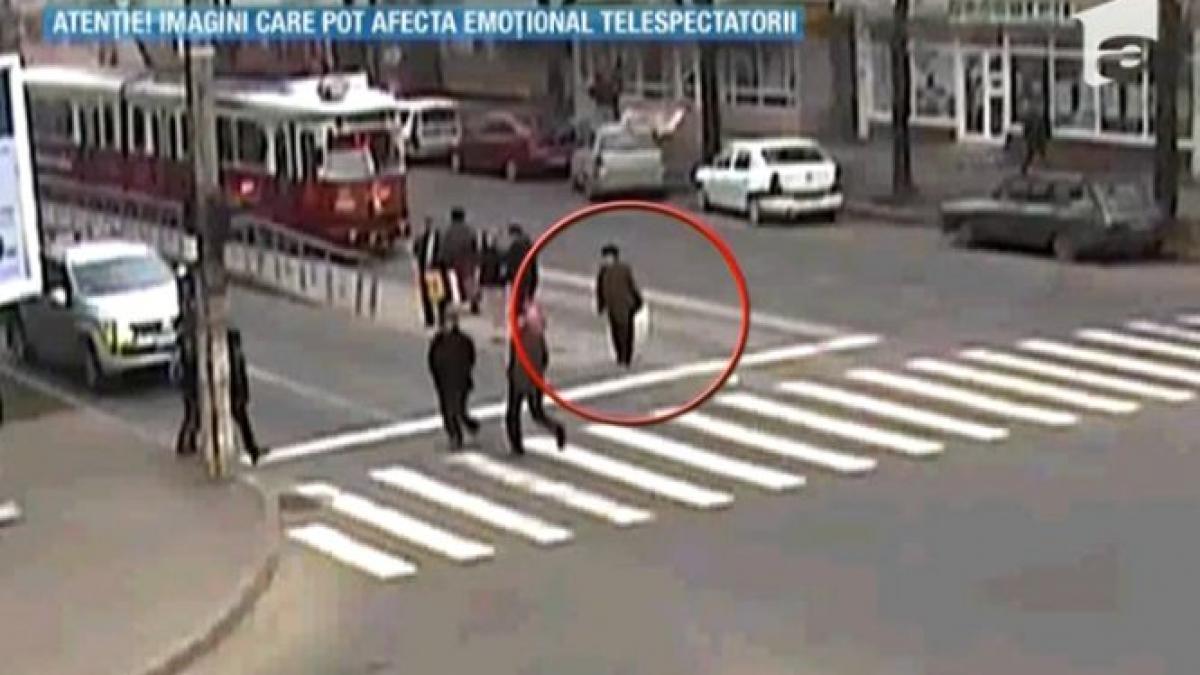 imagini socante o batrana a fost lovita de masina pe trecerea de pietoni femeia traversa