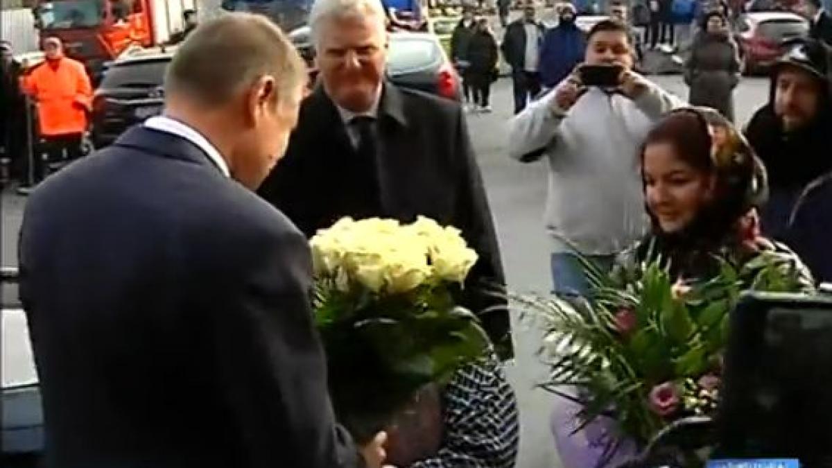 klaus iohannis asaltat de floraresele din bucuresti