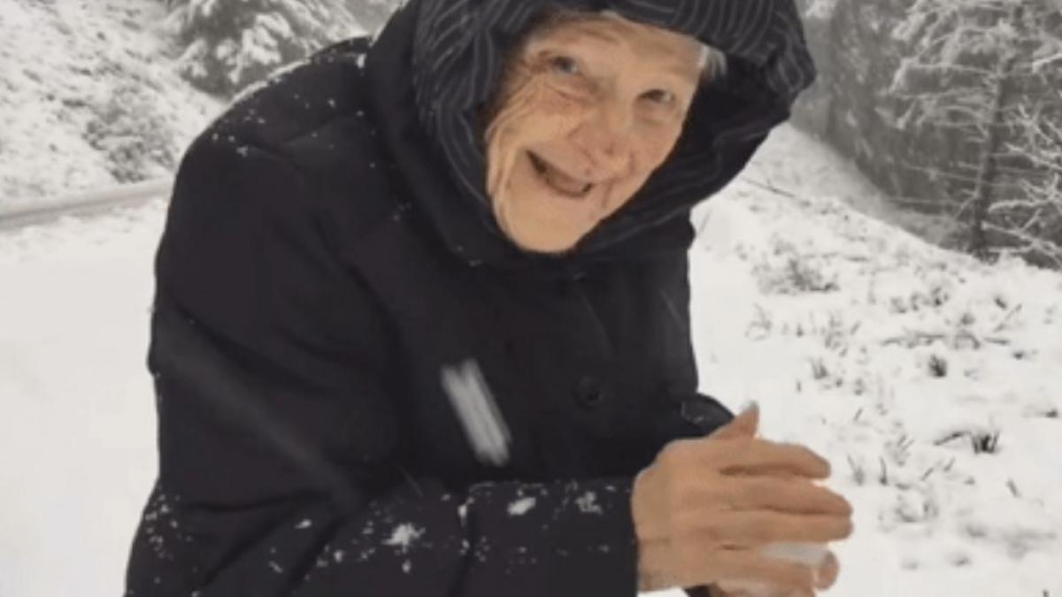 video emotionant aceasta bunicuta de 101 ani se joaca in zapada ca si cum ar fi pentru prima oara