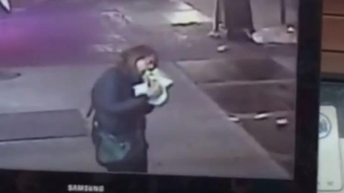 imagini revoltatoare a privit nepasatoare cum o femeie si a dat ultima suflare in fata ei