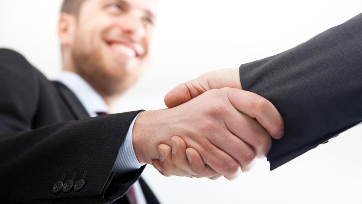 un tanar a mers la un interviu de angajare iar directorul i a spus arata mi mainile ce a urmat te