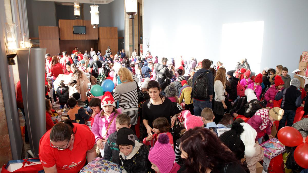 380 de copii defavorizati din toata tara au primit daruri de la mos craciun