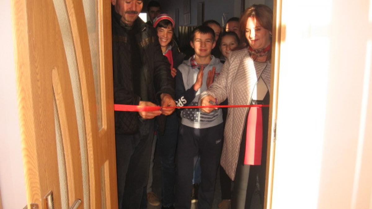 ajuta un sat schimba o tara copiii din internatul scolii gimnaziale lunca cernii de jos din judetul