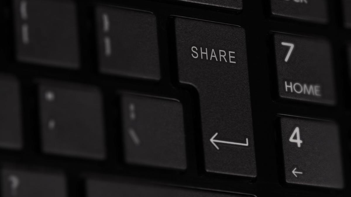 criza migrantilor facebook google twitter vor sterge in 24 de ore mesajele in germana care incita