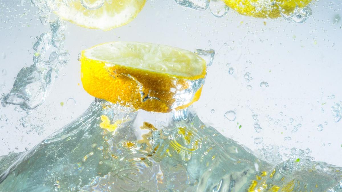 mit sau adevar apa cu lamaie ajuta la detoxifiere si slabit