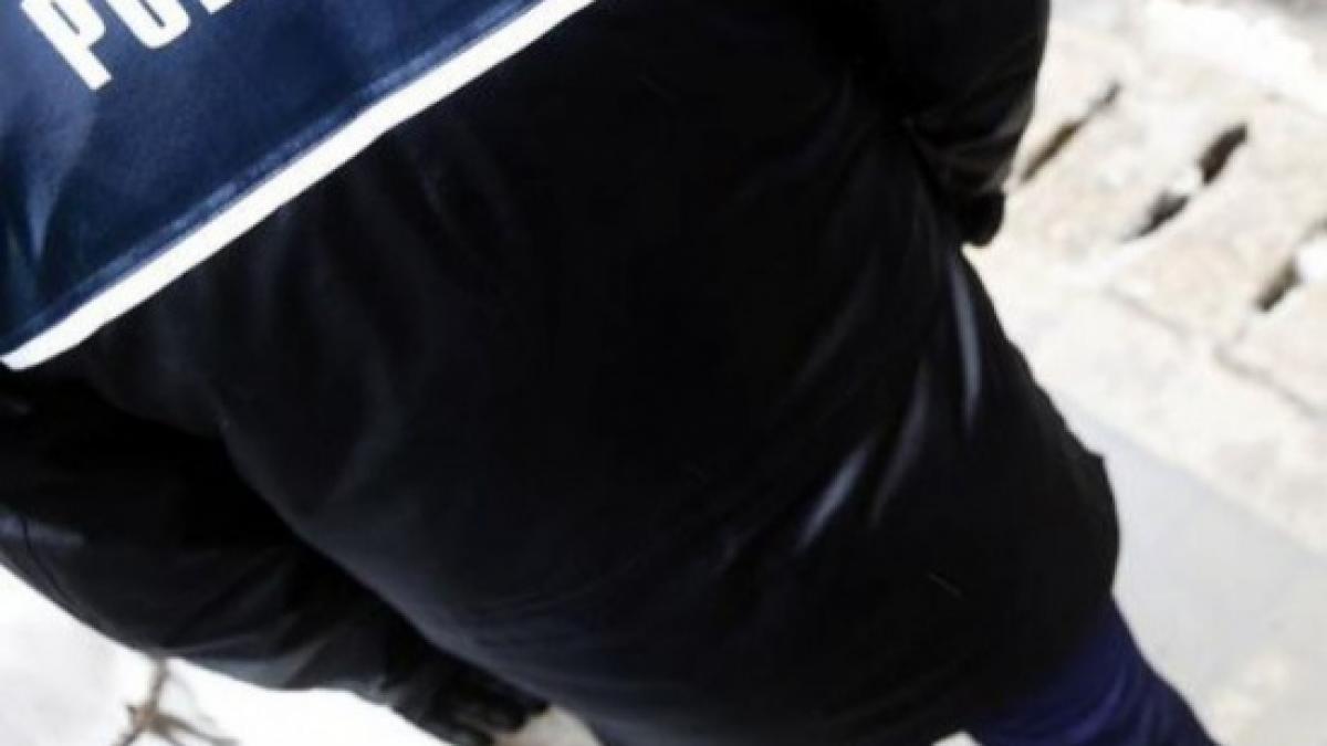 politist lovit intentionat de un sofer care a refuzat sa si mute masina parcata neregulamentar