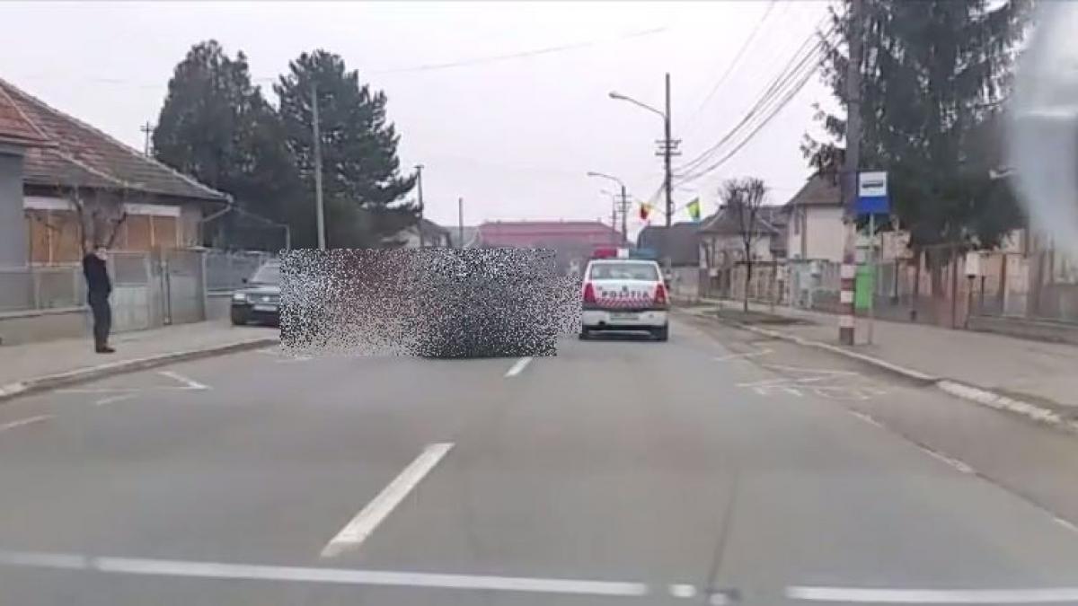 tupeul acestui sofer nu are limite intra la intimidare chiar in fata masinii de politie