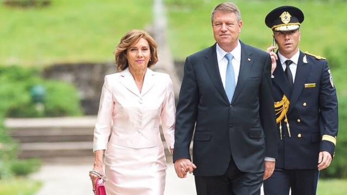 klaus iohannis petrece sarbatorile de iarna departe de casa unde isi duce sotia de craciun