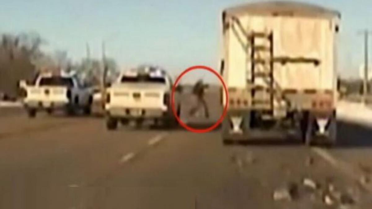 incredibil ce a facut acest politist pentru a opri un camion care mergea haotic pe autostrada