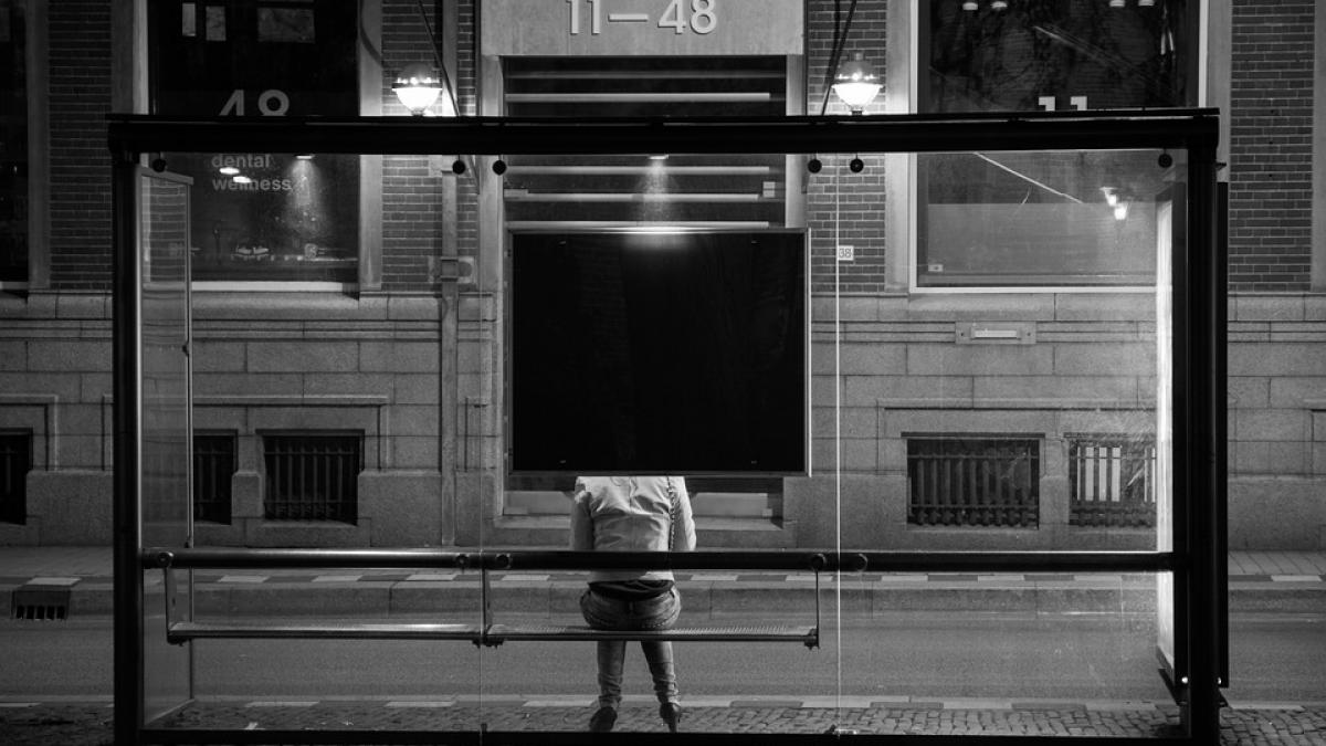 scaune montate intr o statie de autobuz romania