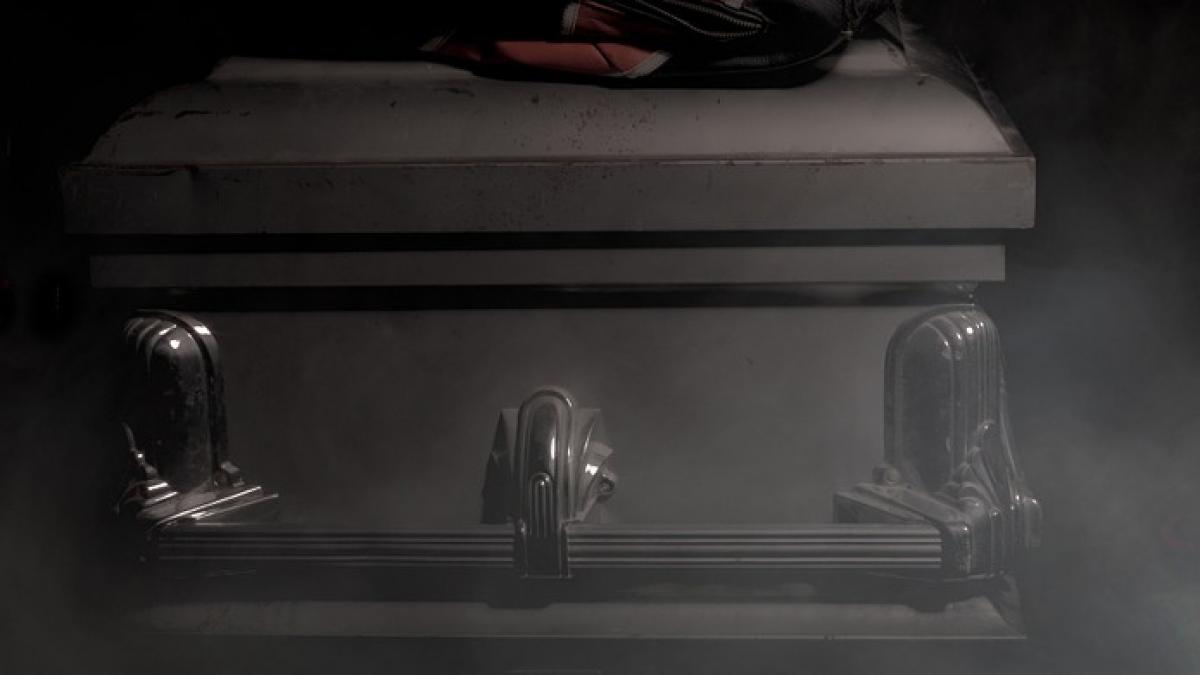 motivul incredibil pentru care un aradean a lasat sicriul mamei sale la poarta preotului