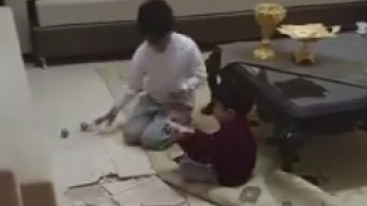 cand pisica nu i acasa doi copii sparg gresia din casa video