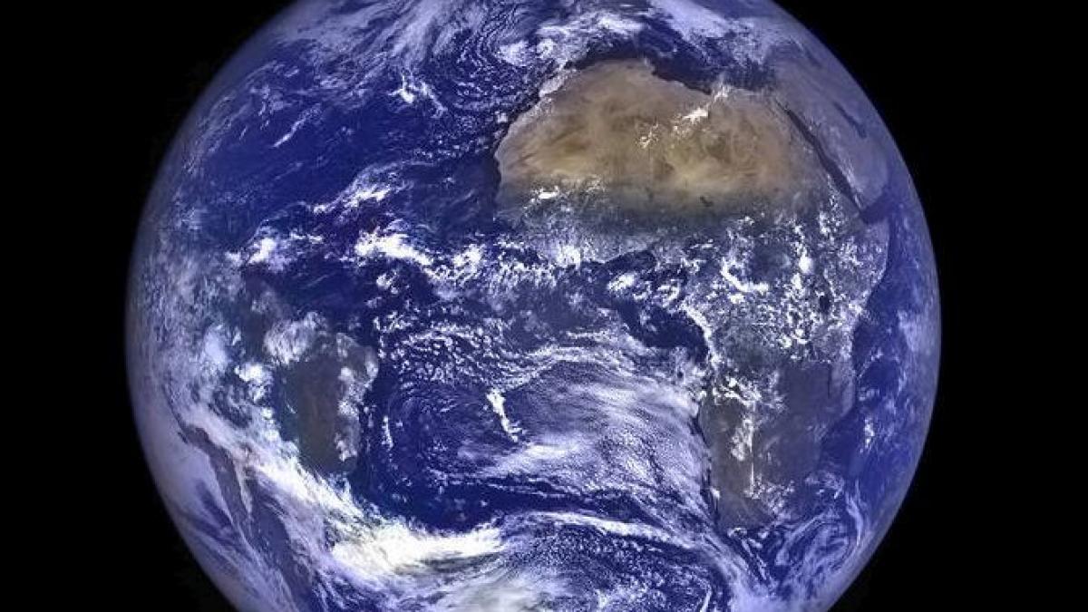 imagine uluitoare publicata de nasa rasarit de terra vazut de pe luna