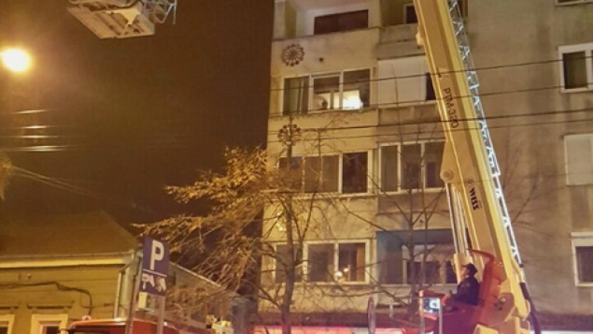 o oradeanca de 270 kilograme scoasa din casa de pompieri pe geam cu autospeciala